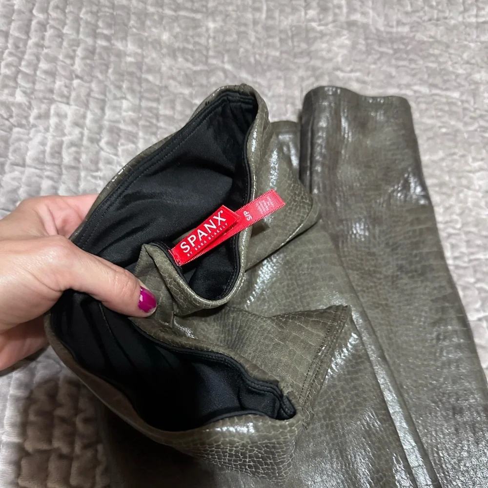 Spanx Faux Leather Croc Embossed Leggings – Olive Green, Size S/P - Picture 3 of 4